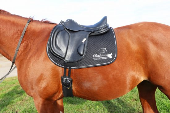 Black saddle pad with jumping saddle Baloun®