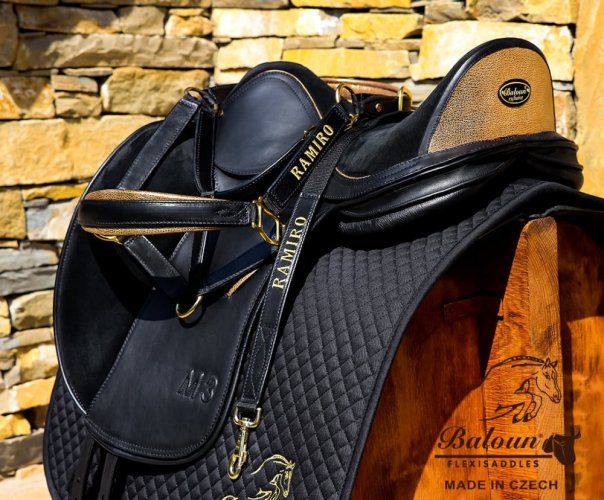 Elegantní černo-zlatá kolekce. Drezurní sedlo Baloun® model M3