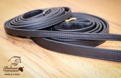 Porovnání mezi úzkými a normálními otěžemi Baloun®, prošití v barvě kůže. 