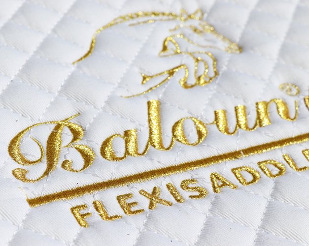 Detail zlaté výšivky na podsedlové dečce Baloun®. Vyšito zlatou pokovenou nití 